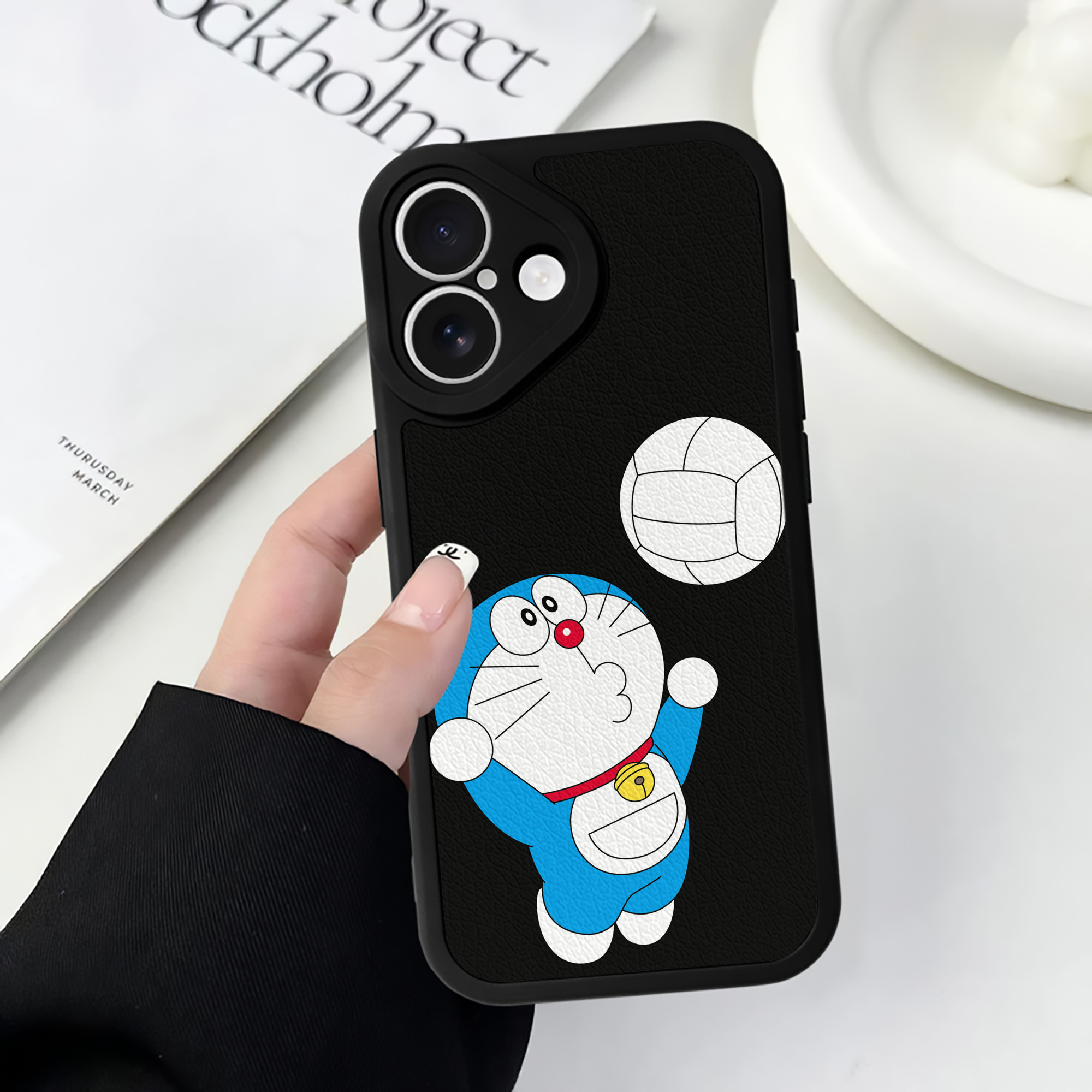 （画像用） ドラえもん Doraemon 【iPhone 16シリーズ対応】シリコンスマホケース（レザー調） 材質：シリコン